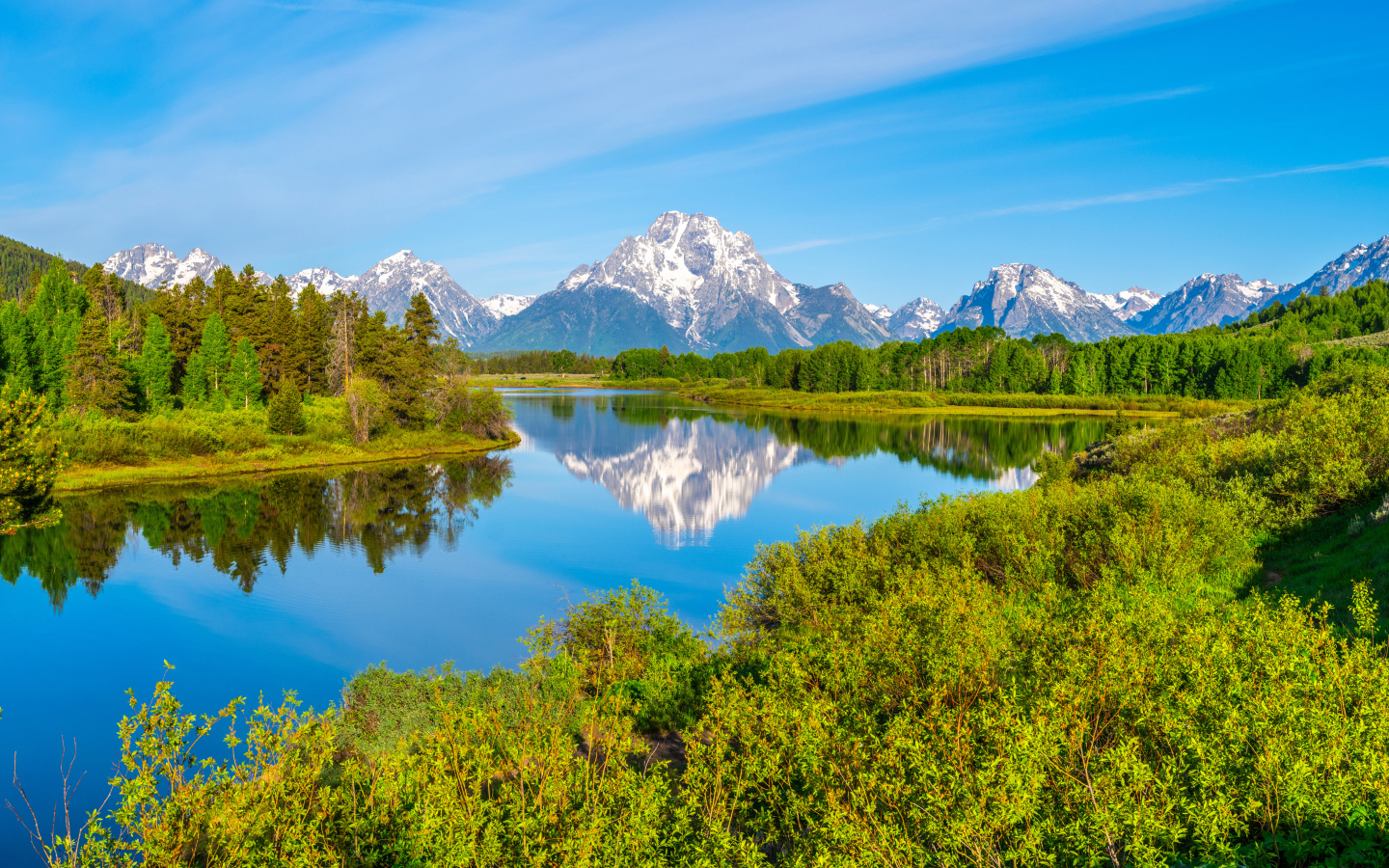 Тихая река на фоне гор в национальном парке Гранд-Титон