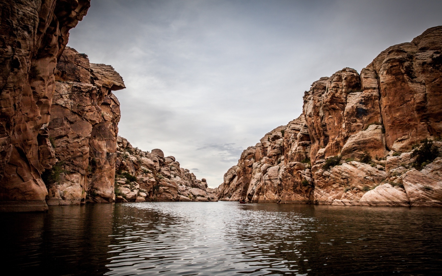 Скалы отражаются в воде реки