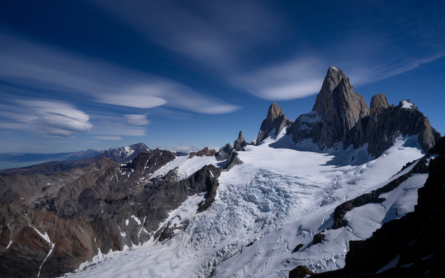 Снег на горной вершине Фицрой под голубым небом, Аргентина