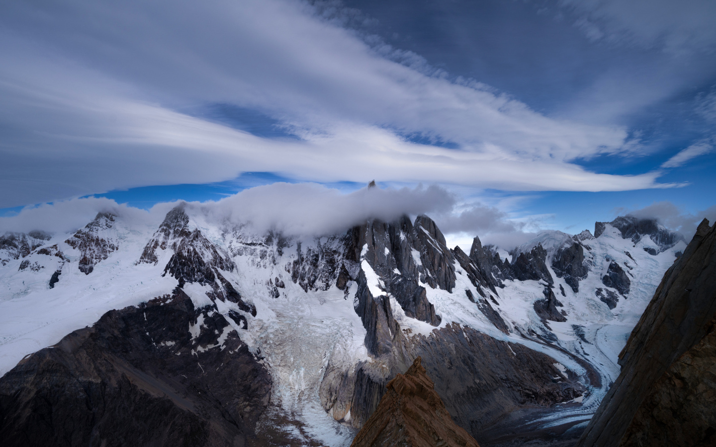 Белые облака над холодными заснеженными горами