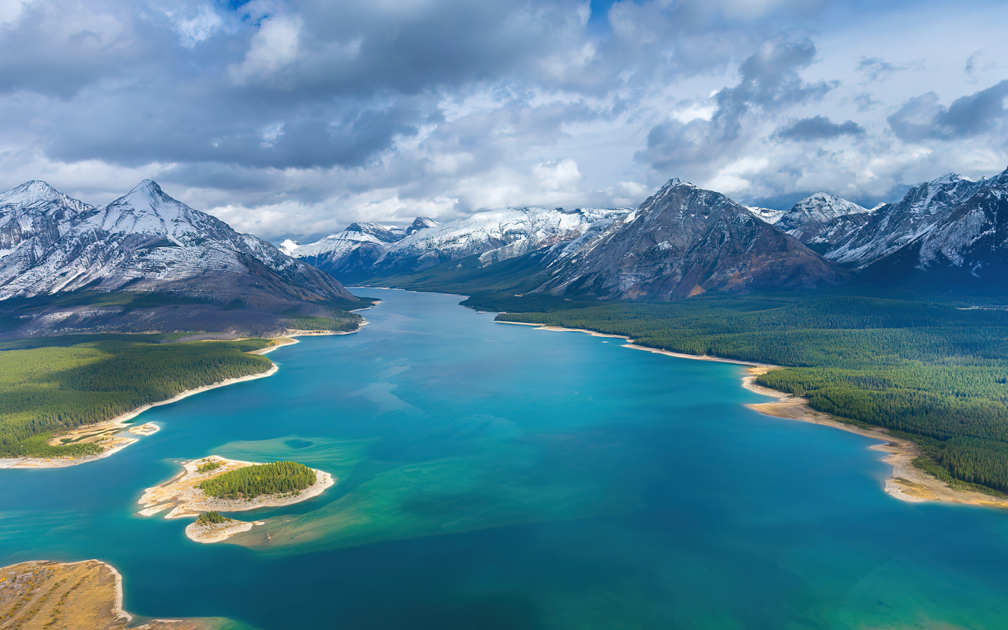 Красивый вид на реку и заснеженные горы под низким небом