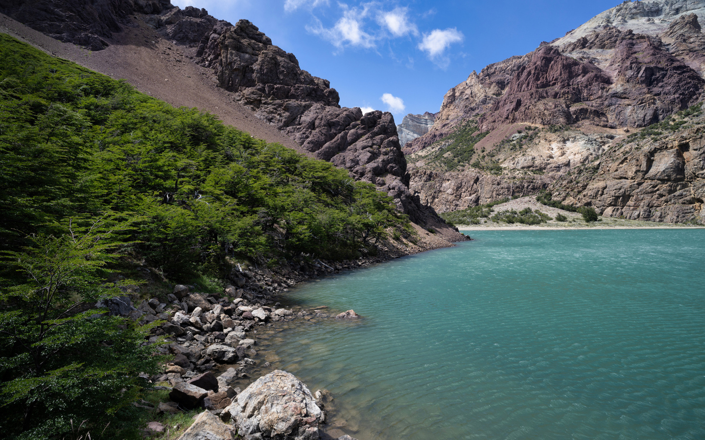 Голубая вода горного озера, Аргентина 