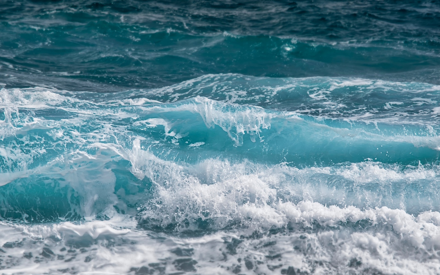 Голубые бушующие волны крупным планом