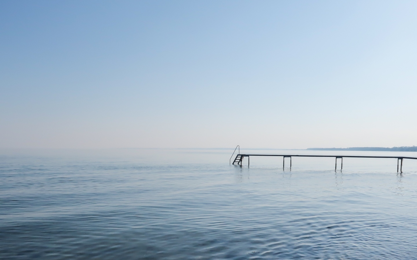 Мост в море в тумане