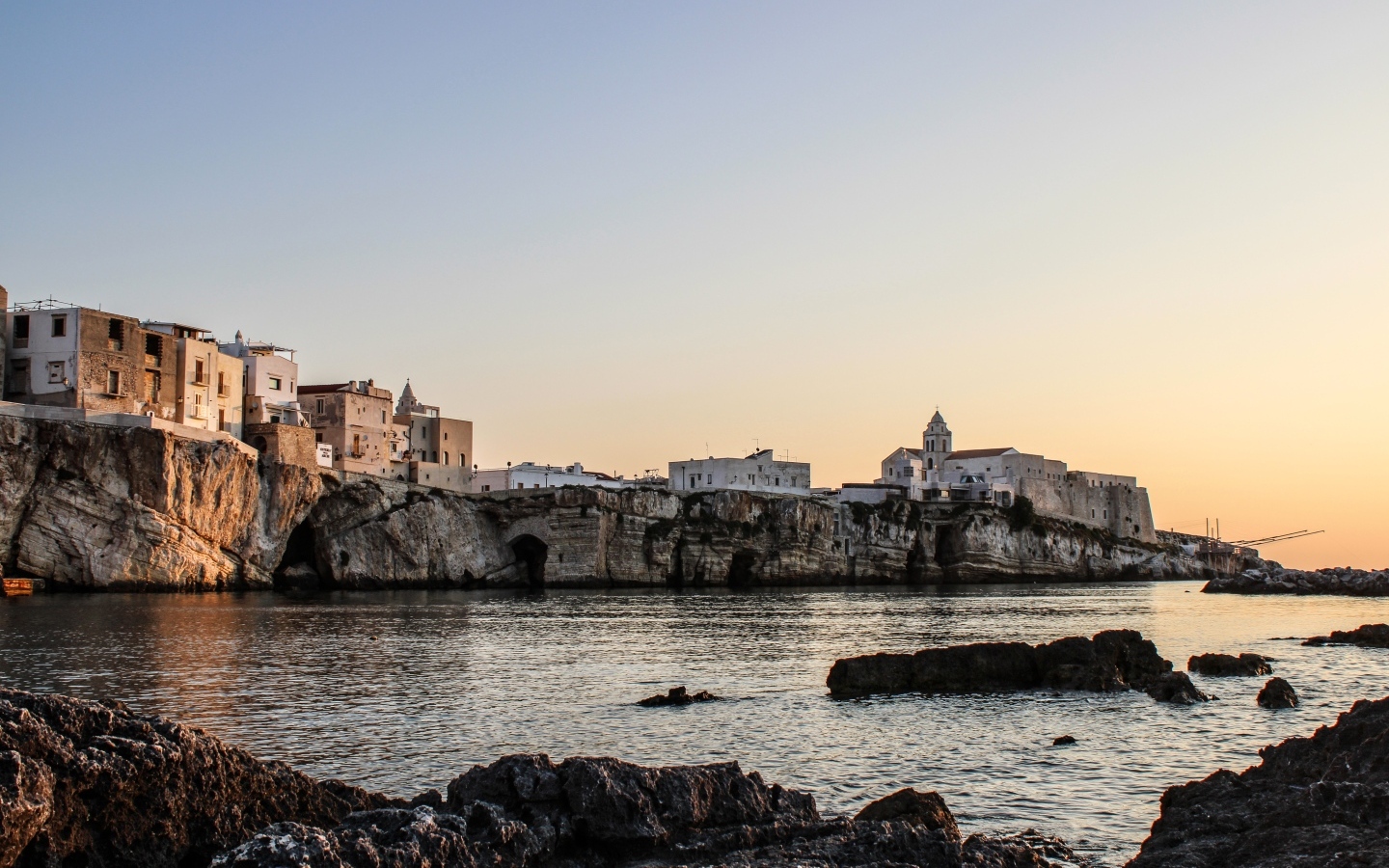 Город на скале у моря 