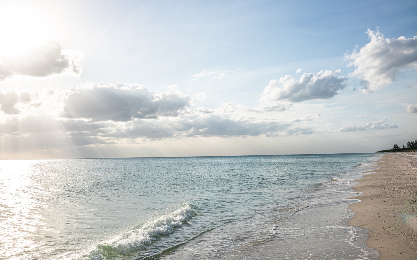 Белые облака над спокойным морем летом