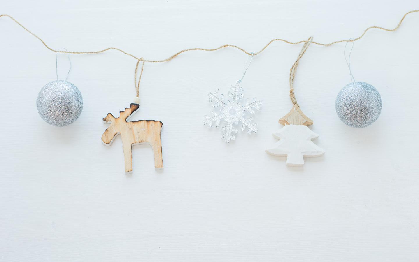 Елочная гирлянда на сером фоне