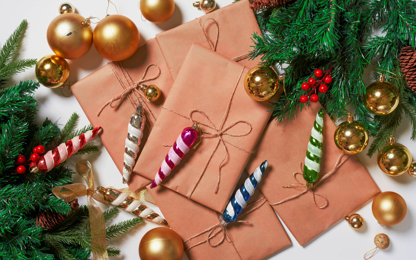 Подарки с игрушками и еловыми ветками