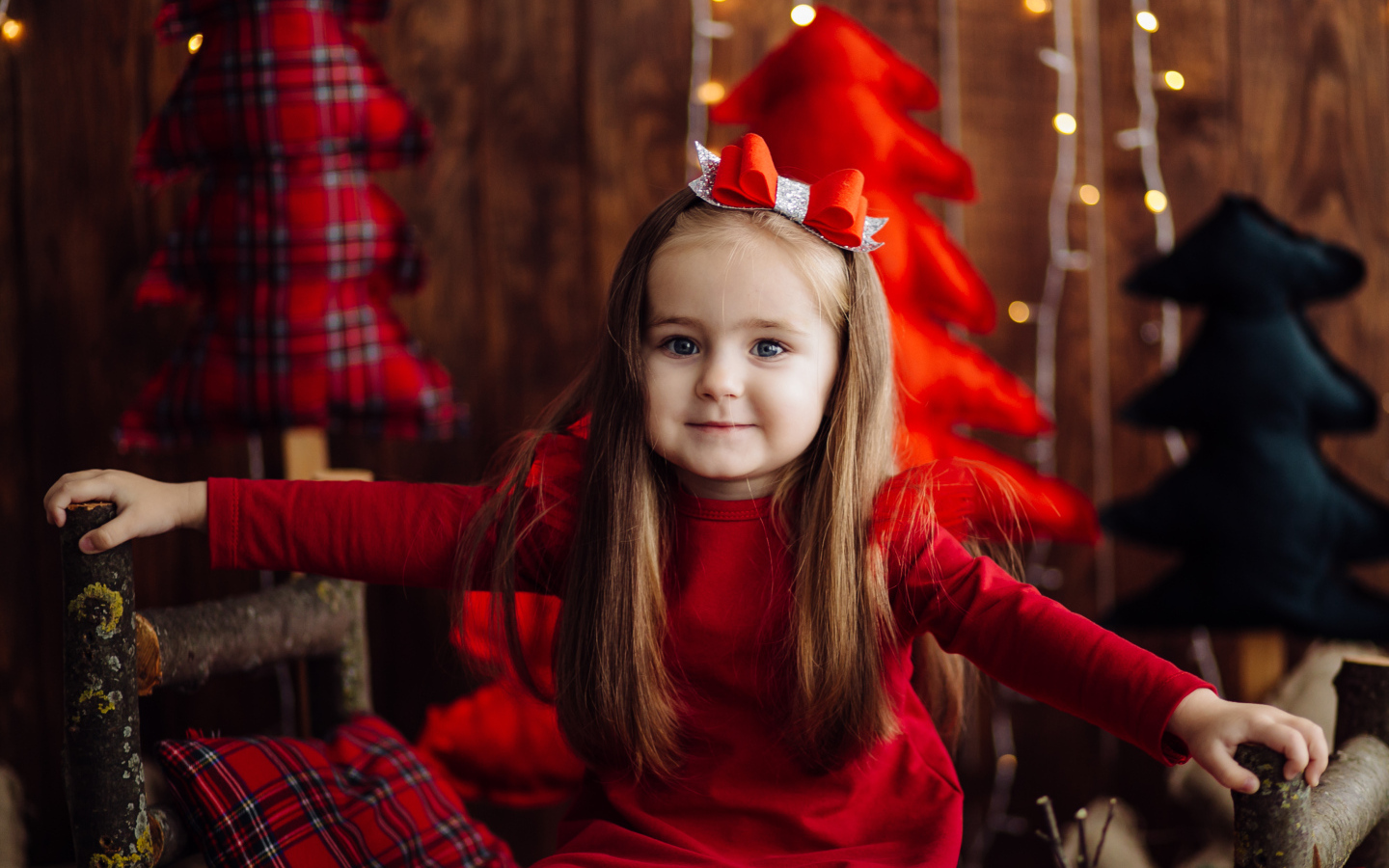 Красивая маленькая длинноволосая девочка в красном платье