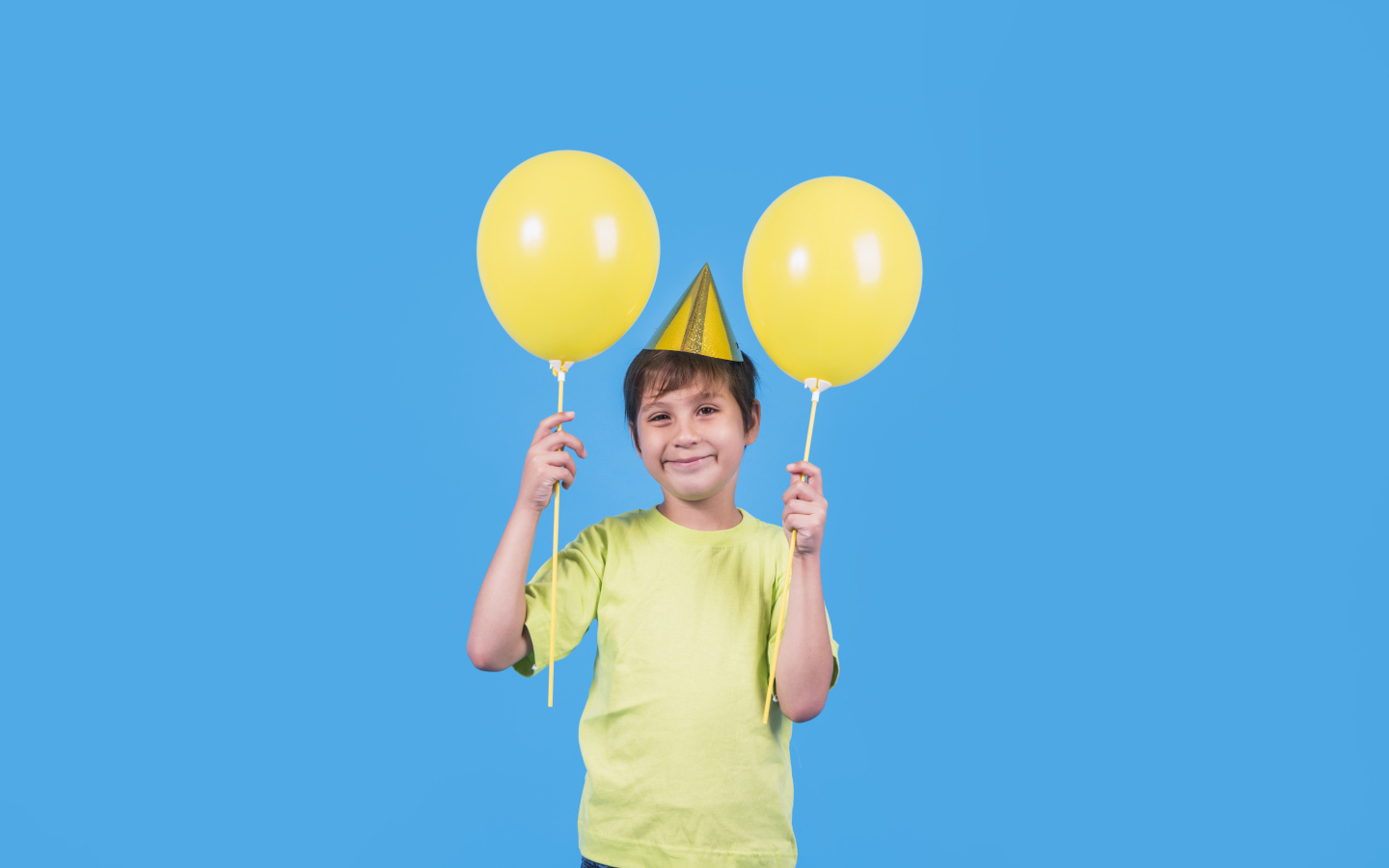 Мальчик на день рождения с желтыми шариками