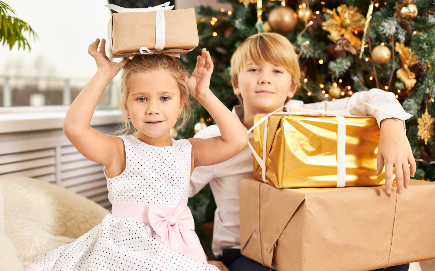 Дети с подарками на Рождество