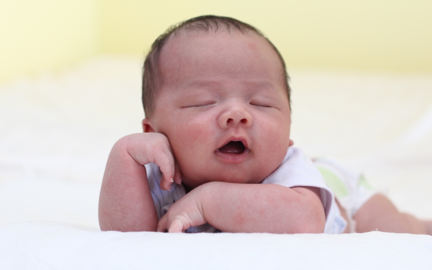 Милый спящий новорожденный ребенок 