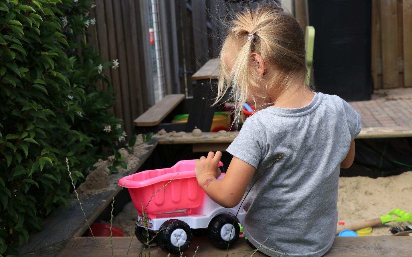 Девочка играет с игрушечной машинкой