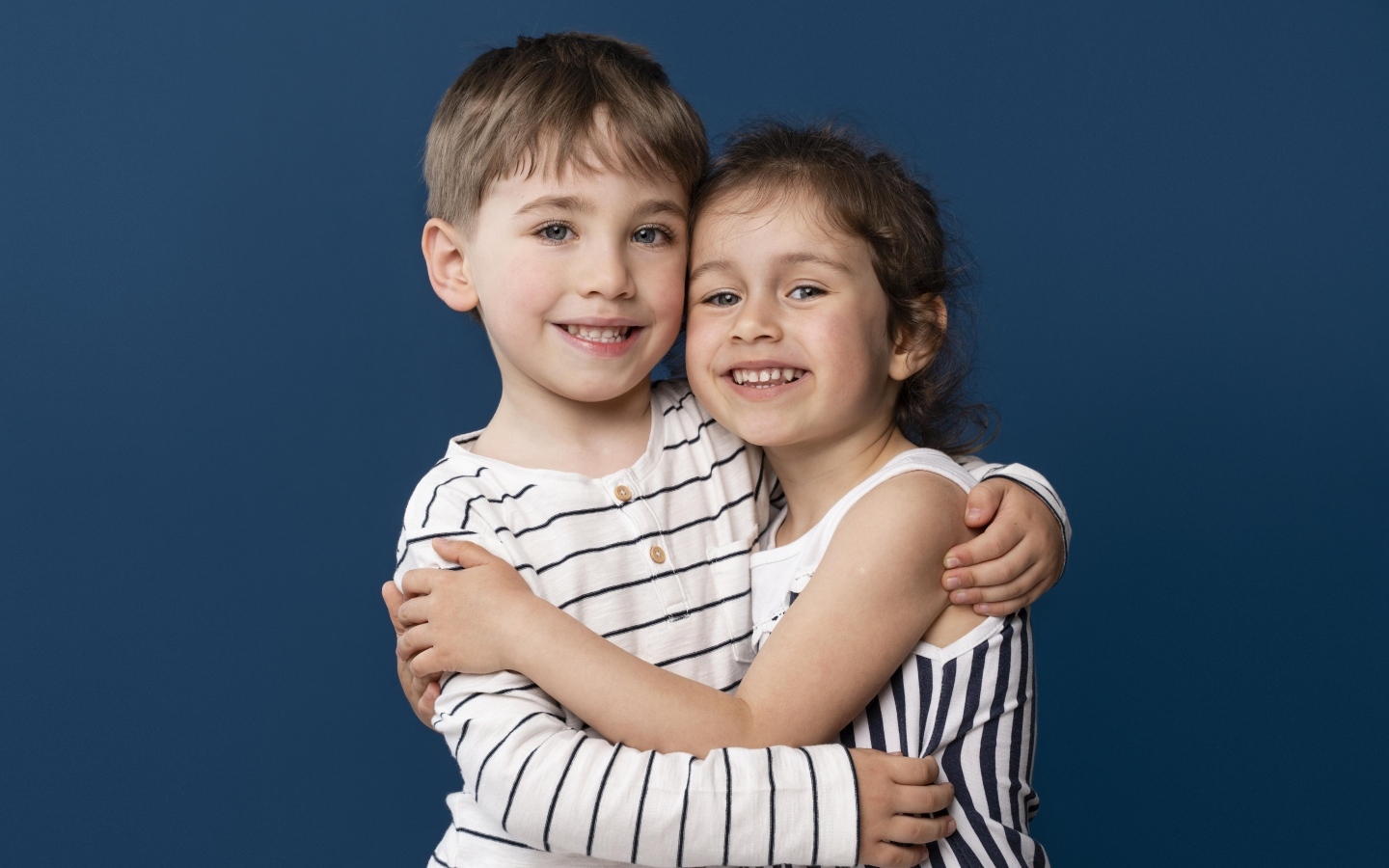 Объятия маленьких брата и сестры