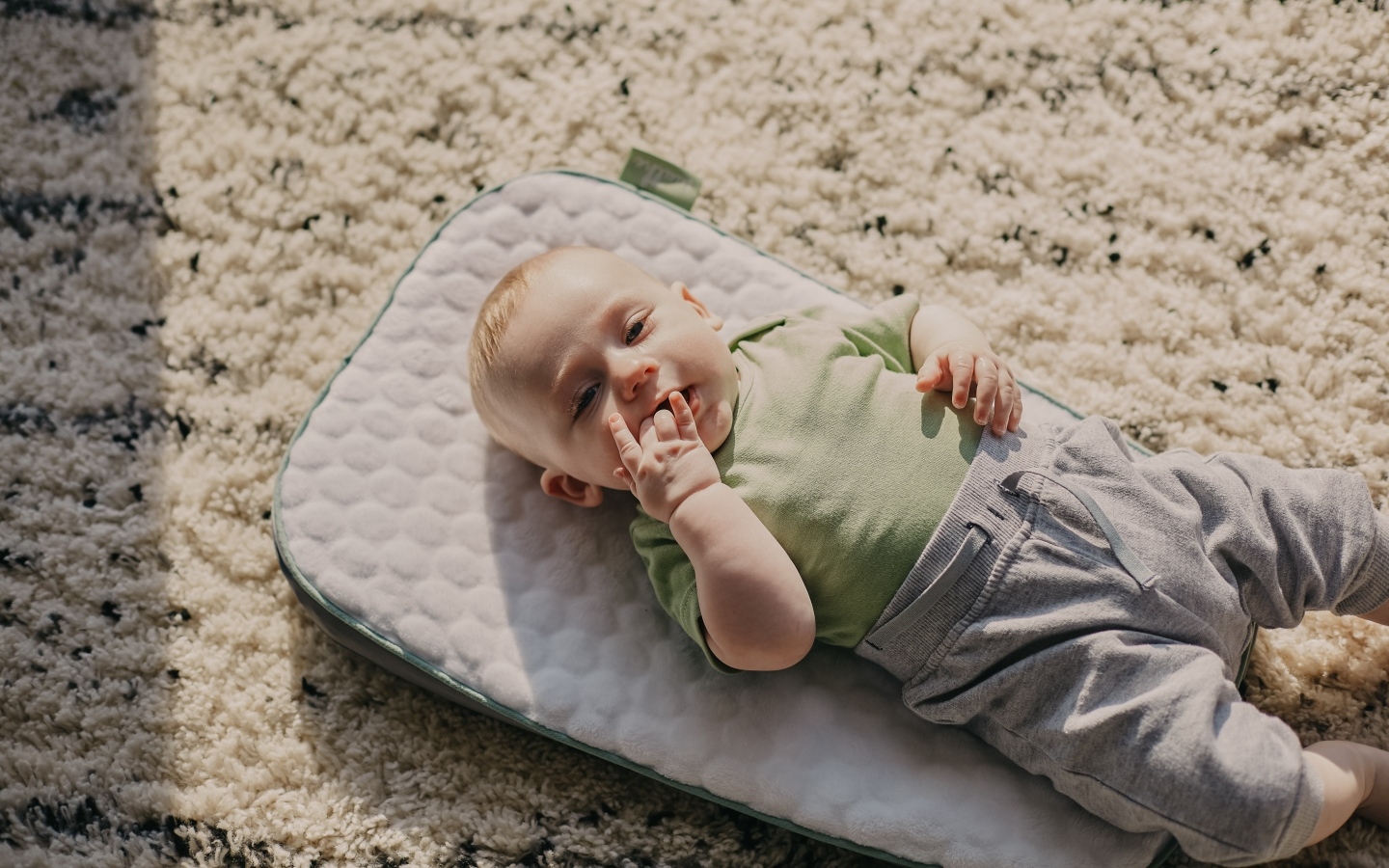 Маленький мальчик лежит на полу