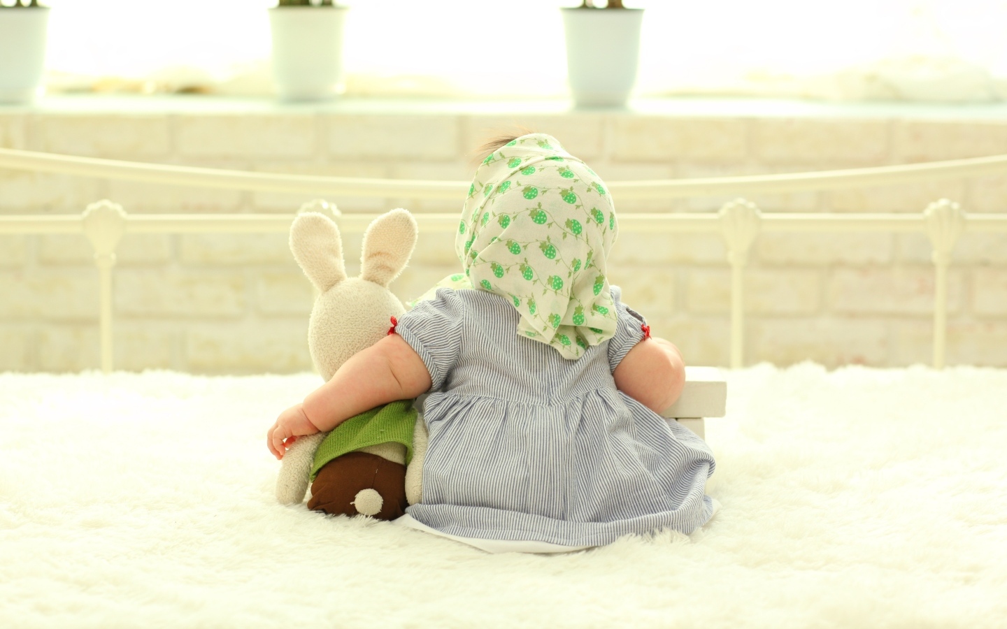 Маленькая девочка обнимает игрушечного зайца