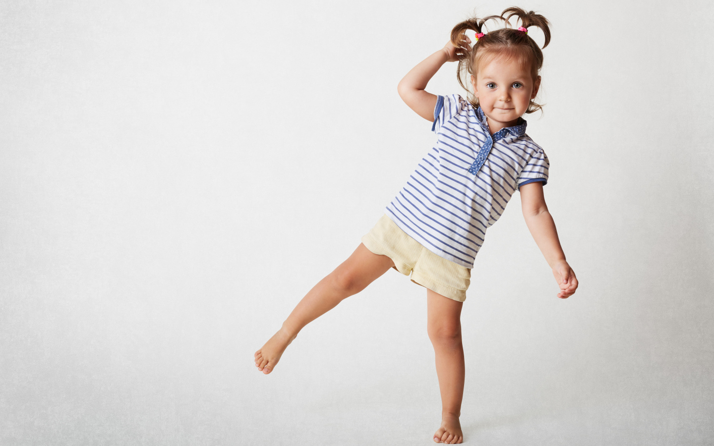 Маленькая девочка на сером фоне