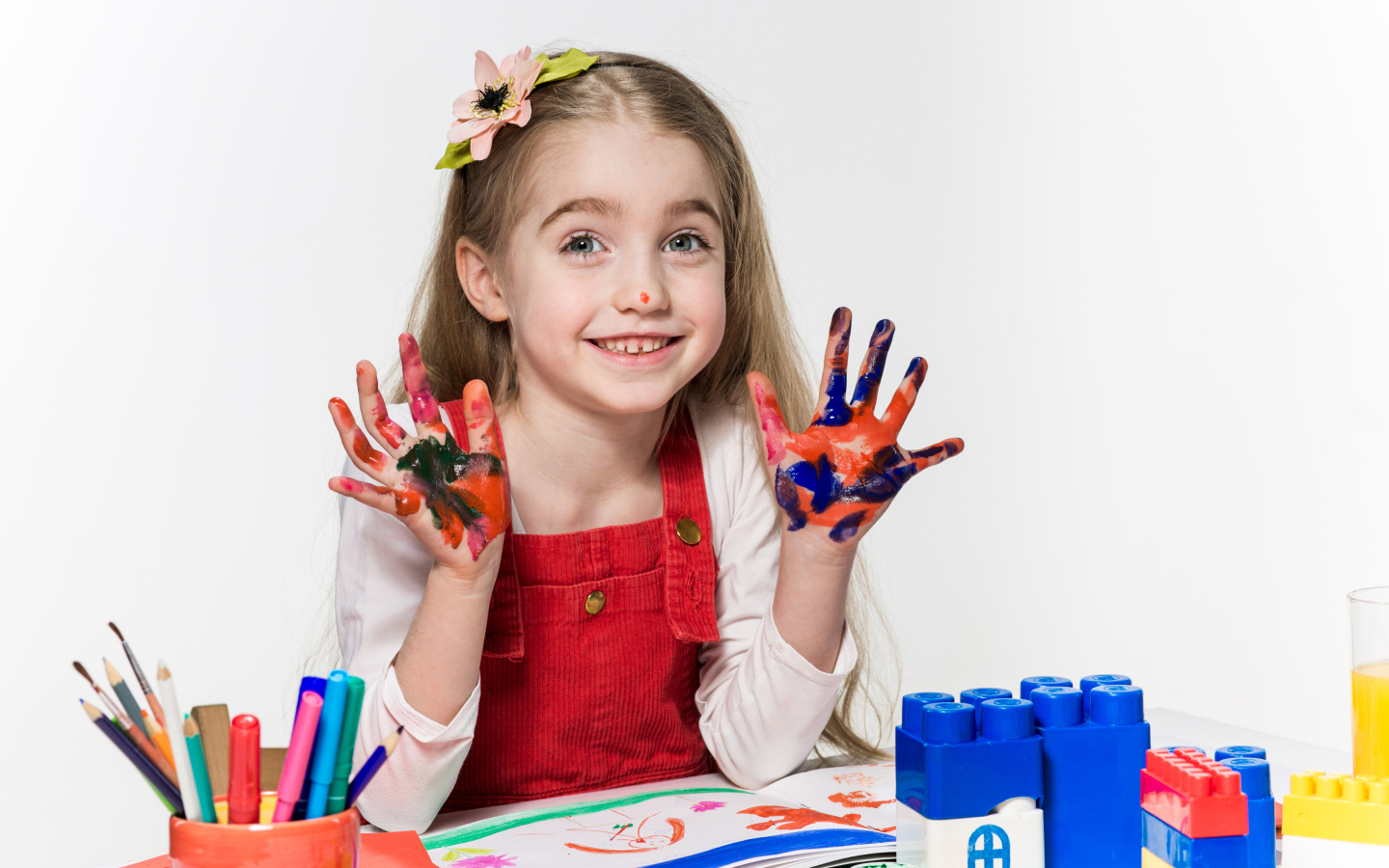 Маленькая девочка рисует красками