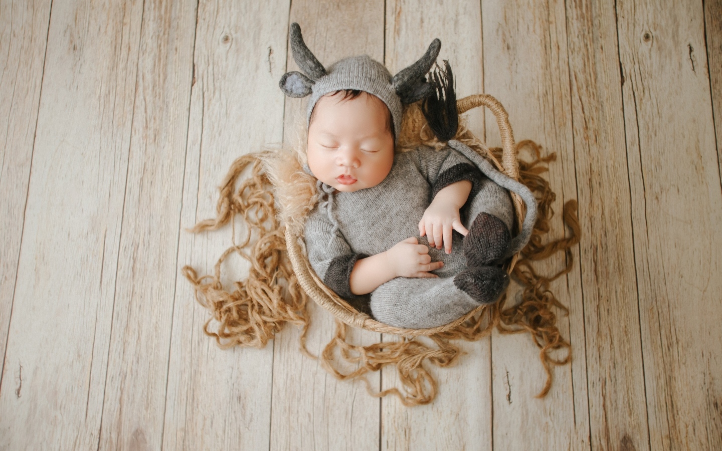 Маленький спящий ребенок в вязаном костюме