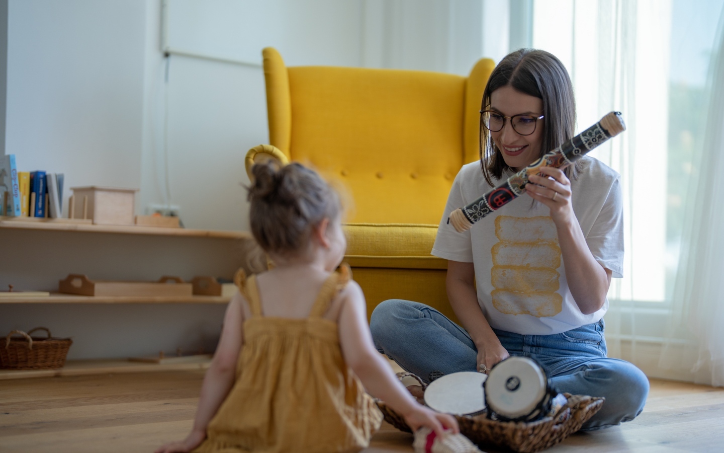 Мама играет с маленькой дочерью