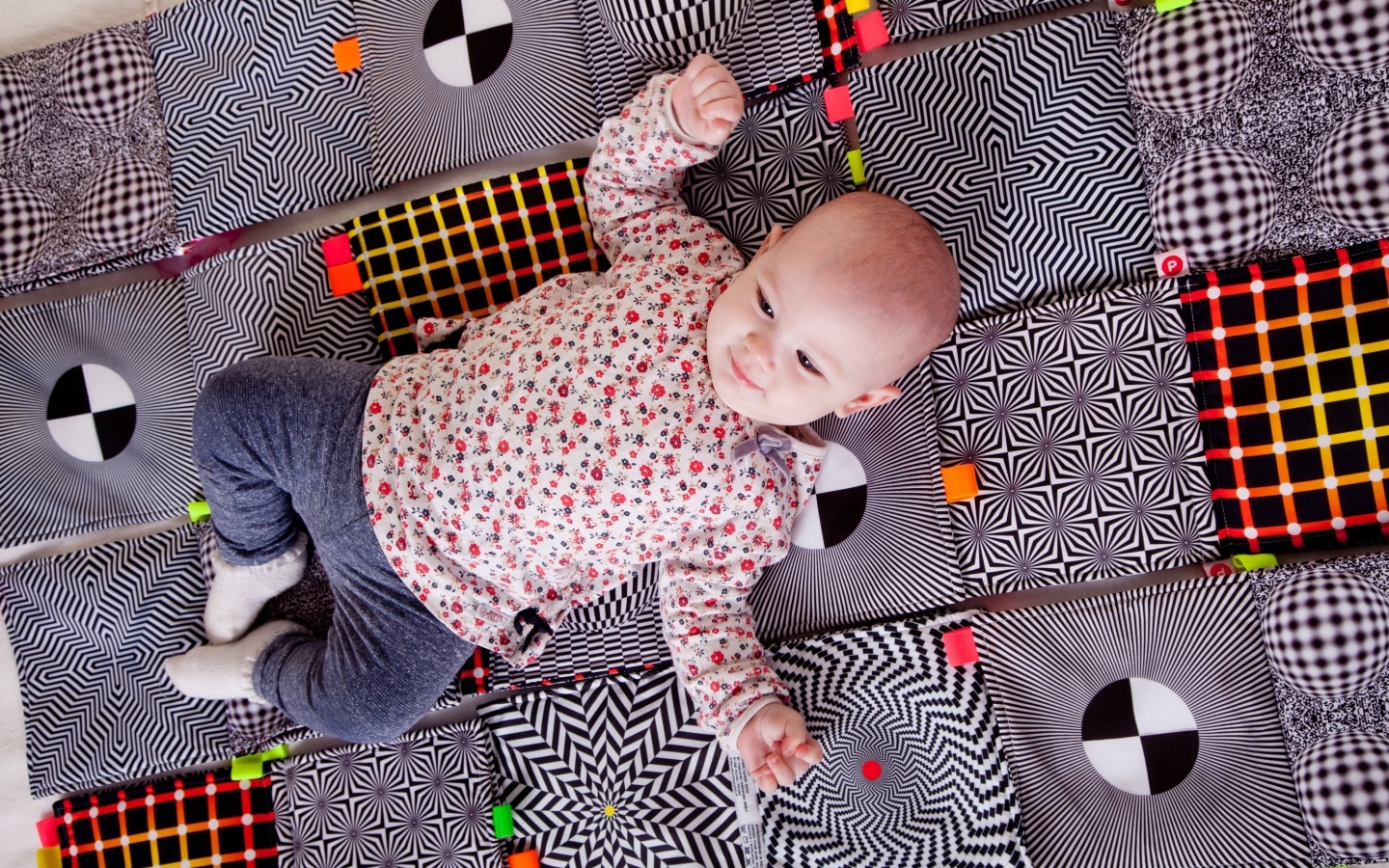 Маленький новорожденный ребенок лежит на одеяле