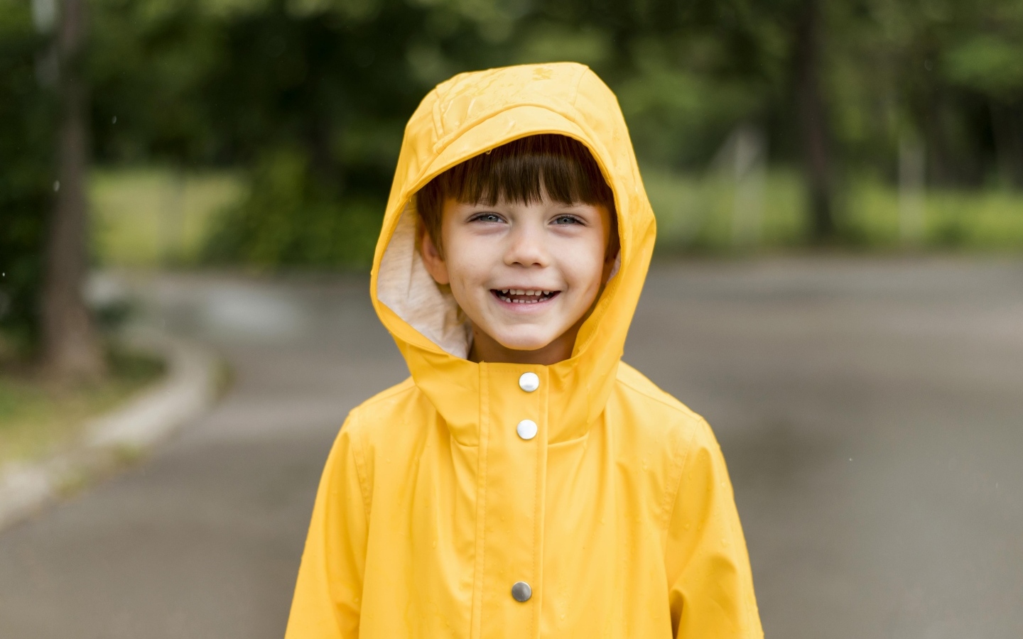 Улыбающийся мальчик в желтой куртке