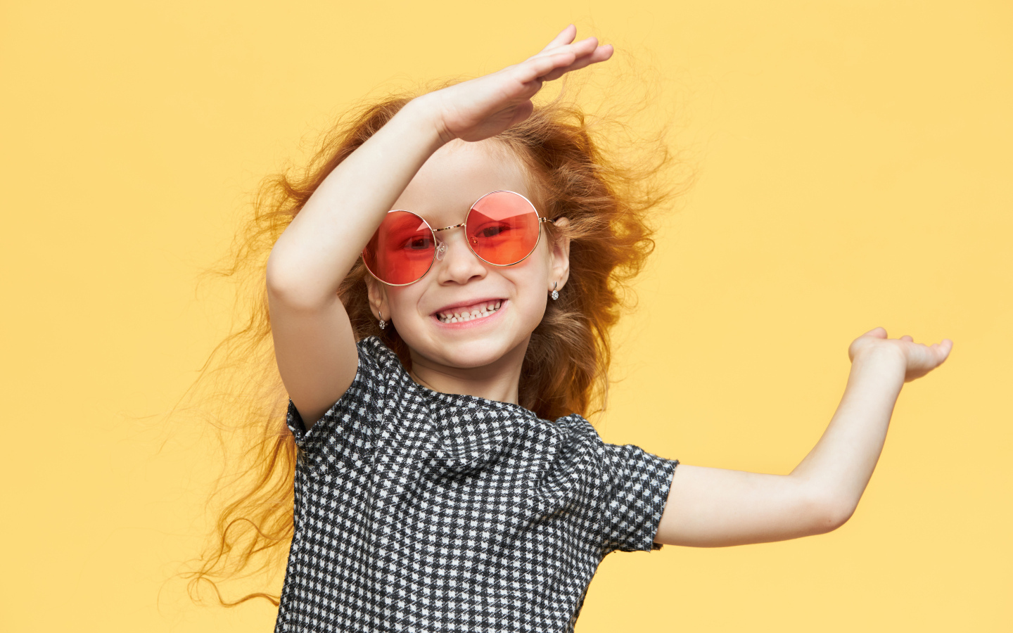 Улыбающаяся рыжеволосая девочка в очках