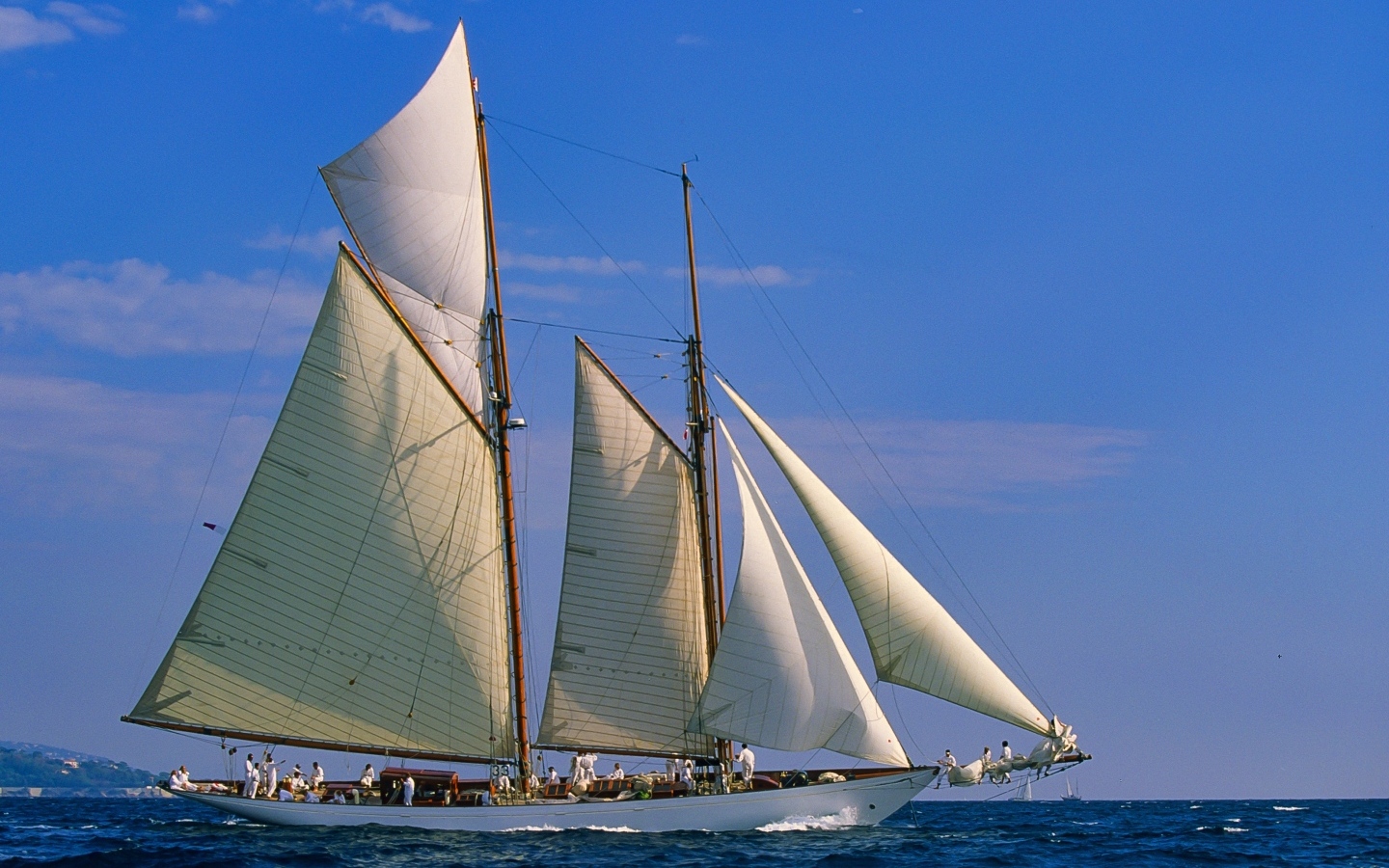 Большое парусное судно с пассажирами в море