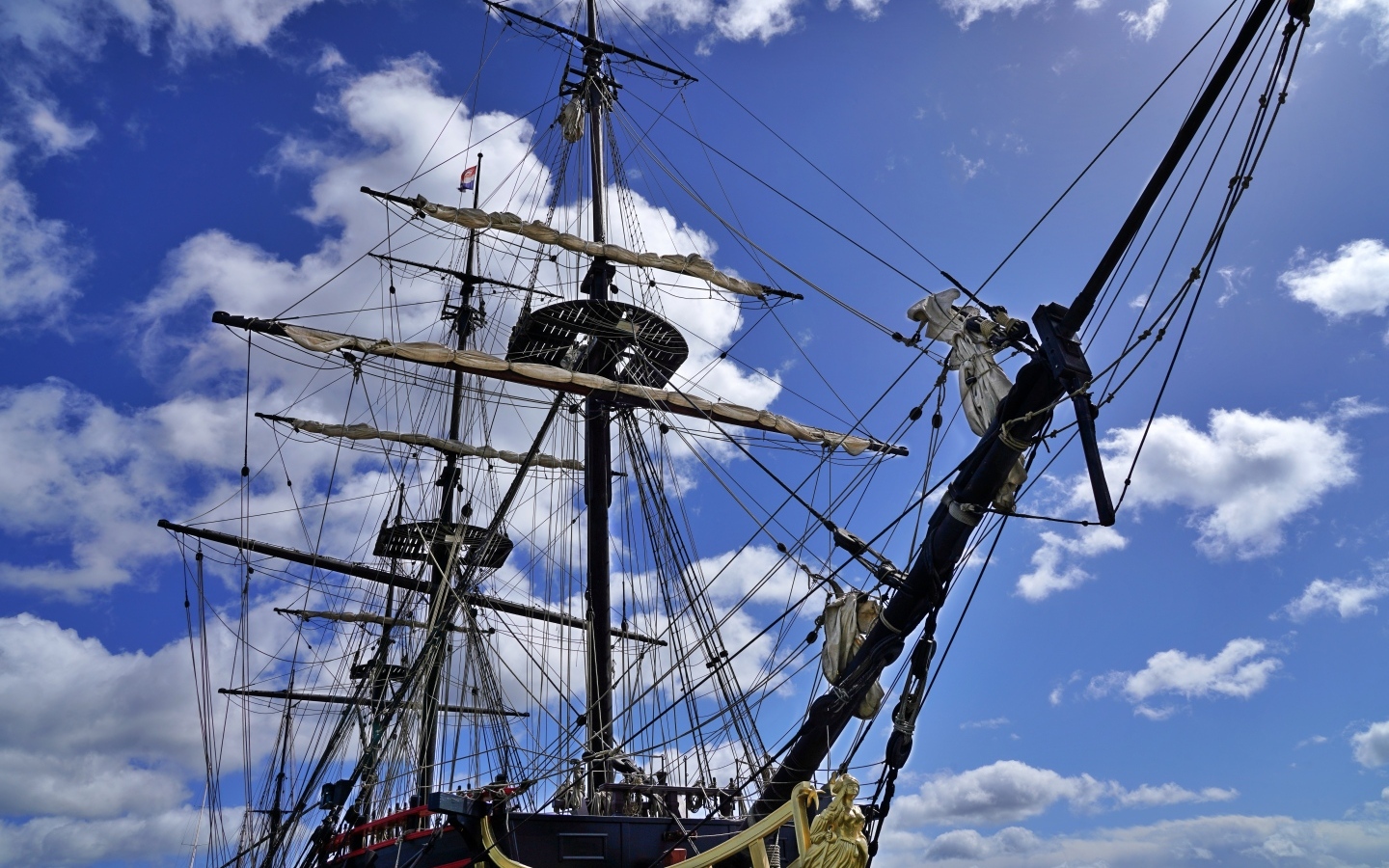 Большая трехмачтовая парусная яхта на фоне неба