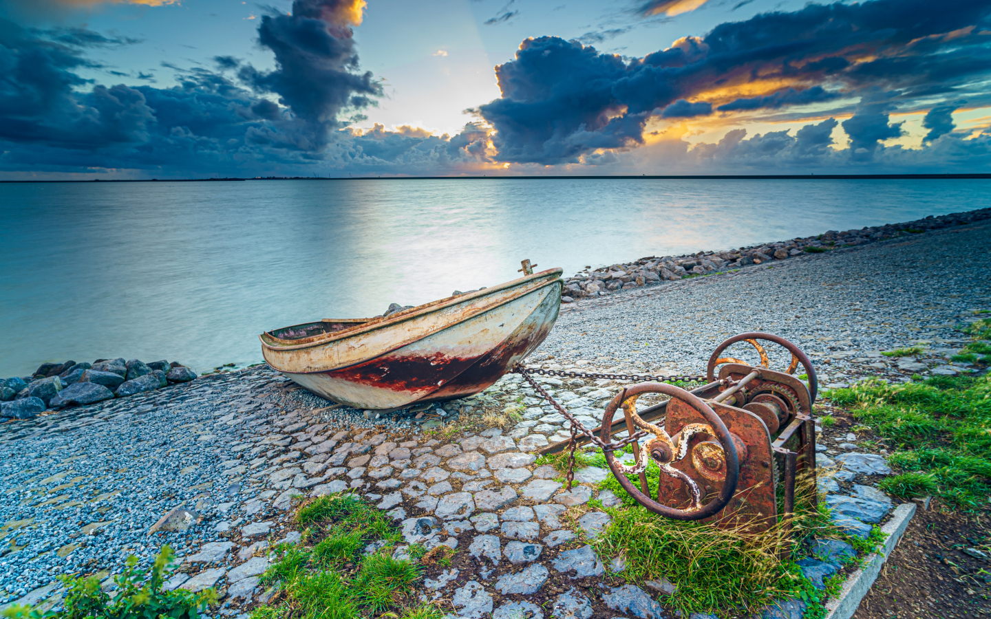 Старая лодка на берегу моря 