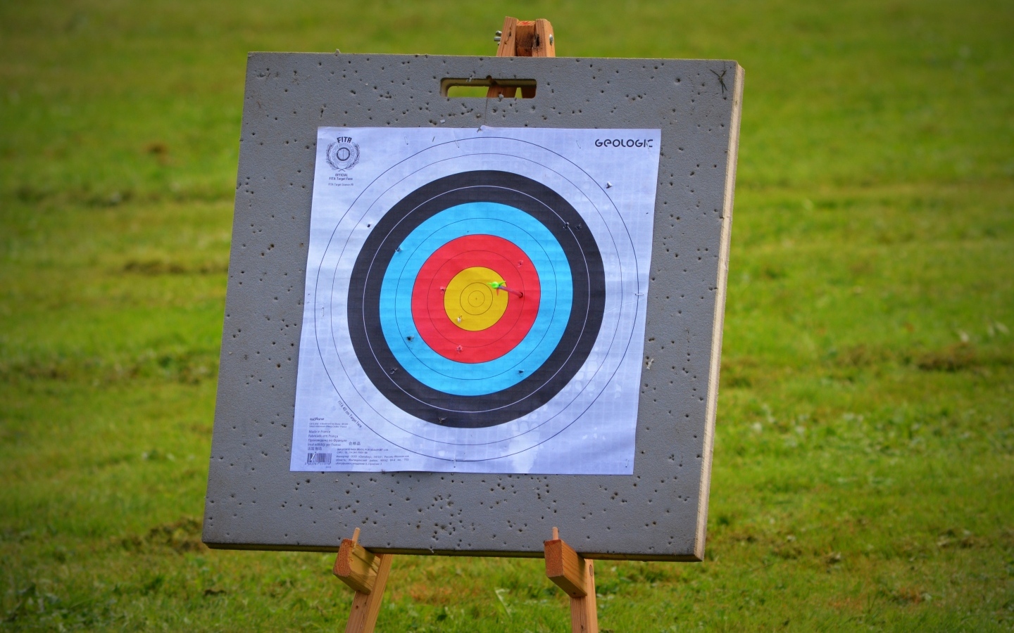 Цель для стрельбы из лука на поле