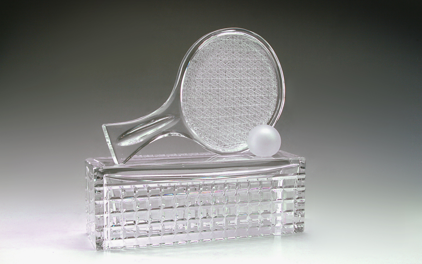 Хрустальная теннисная награда на сером фоне