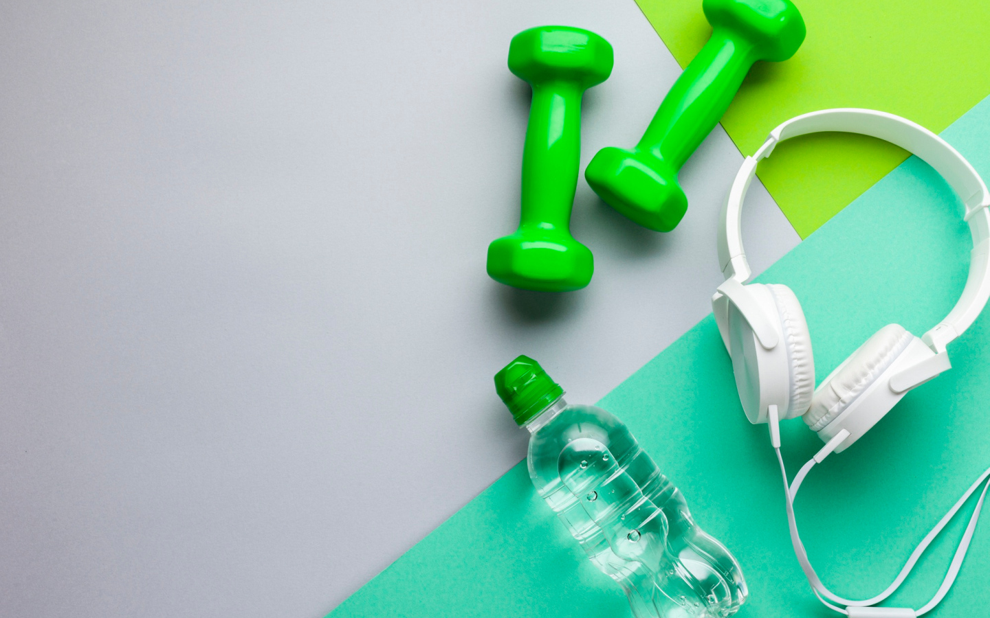 Гантели, бутылка воды и наушники