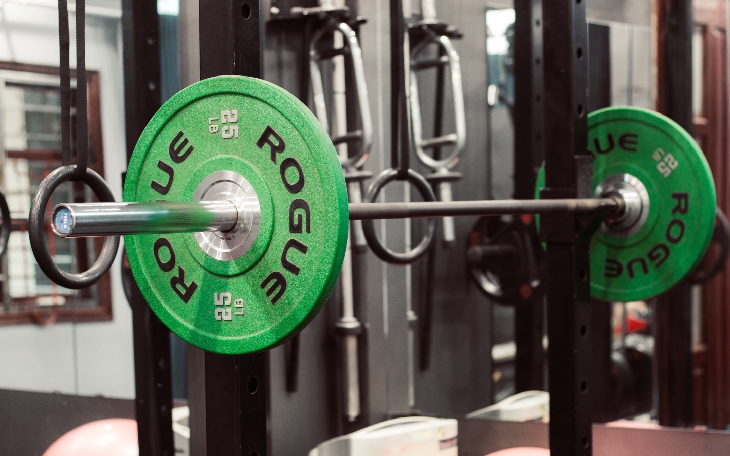Тяжелая штанга в спортзале