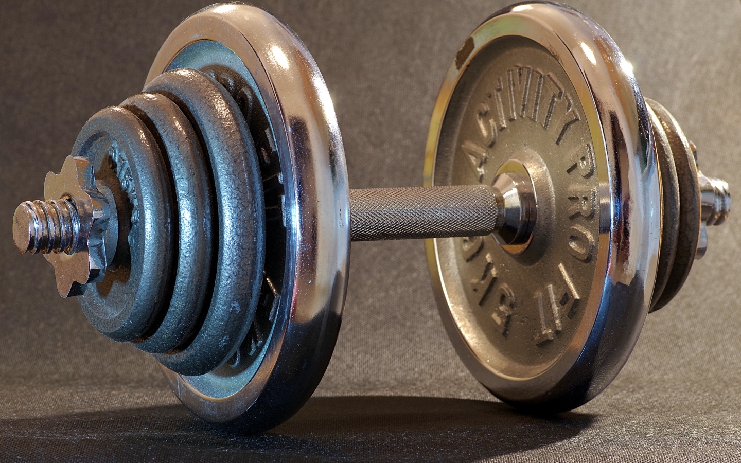 Большая тяжелая железная гантеля