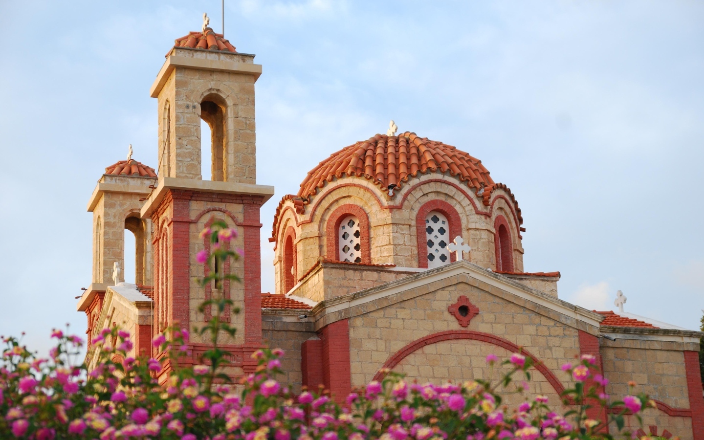 Красивое здание церкви у клумбы с цветами