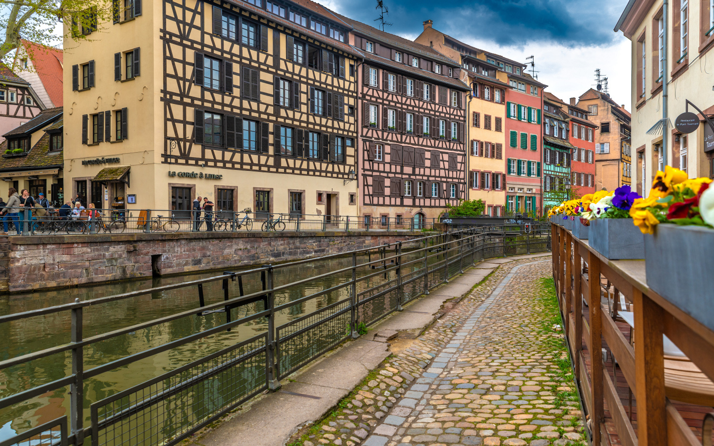 Красивые дома у водного канала, Страсбург. Франция