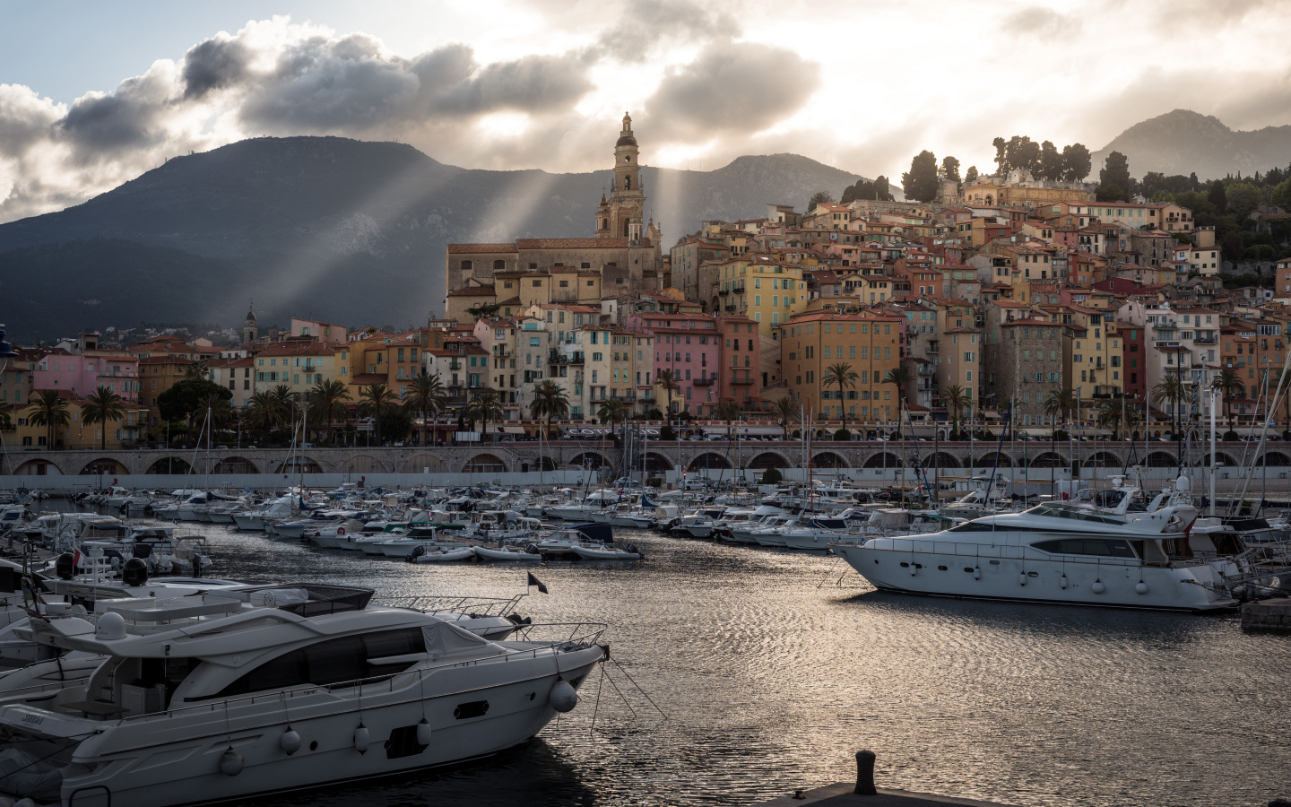 Лодки у причала на фоне города, Франция