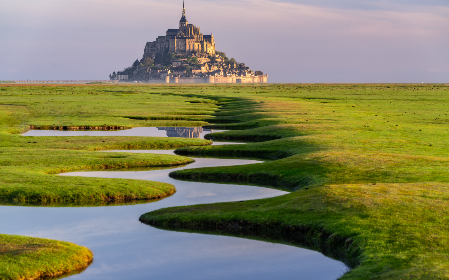 Ручей на фоне крепости с замком, Франция