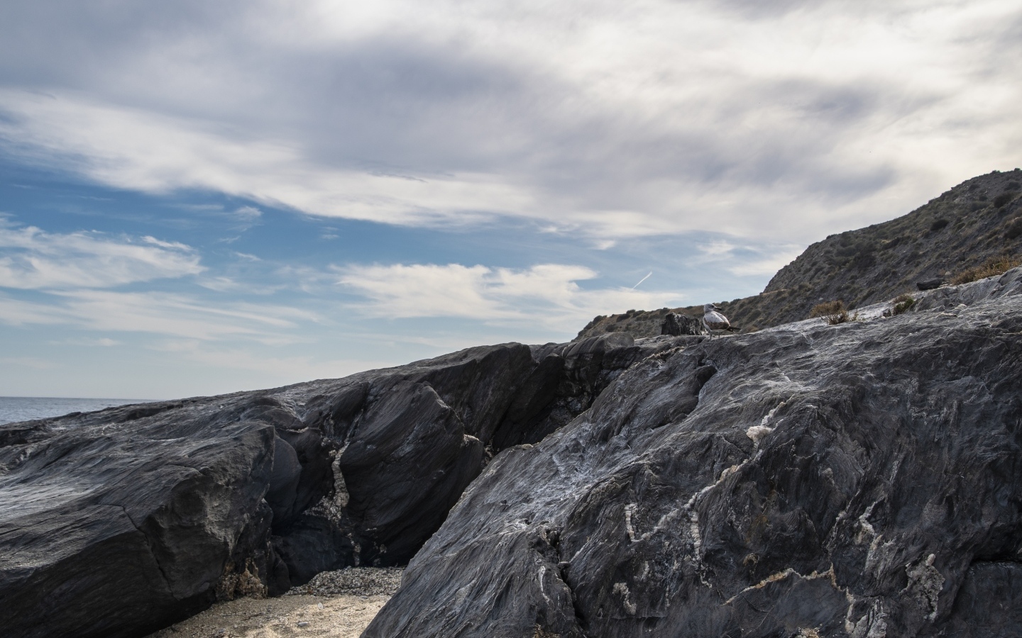 Каменные горы Исландии под белыми облаками