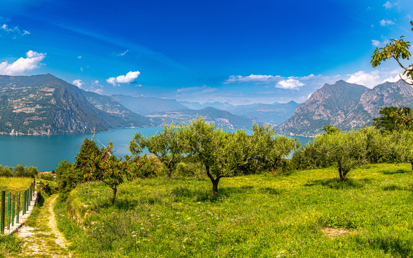 Красивый горный пейзаж у озера, Италия