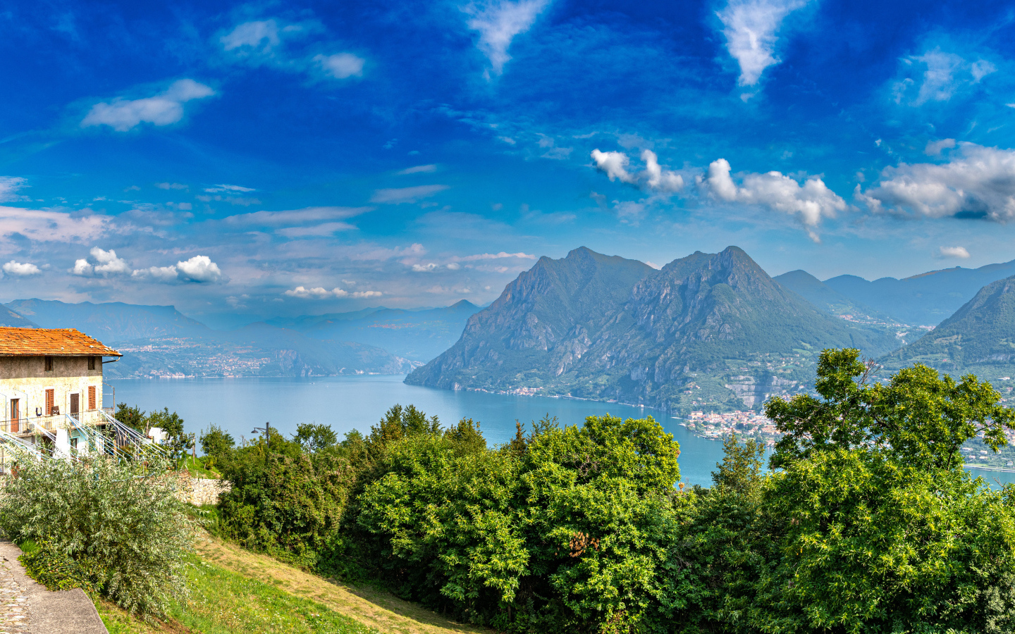Красивый вид на озеро и горы под голубым небом, Италия