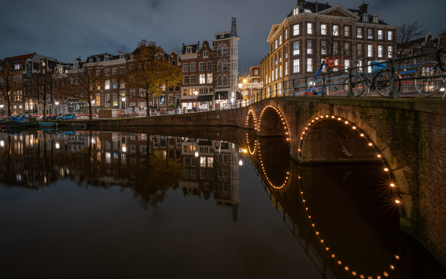 Водный канал в свете огней ночного города Амстердам, Нидерланды