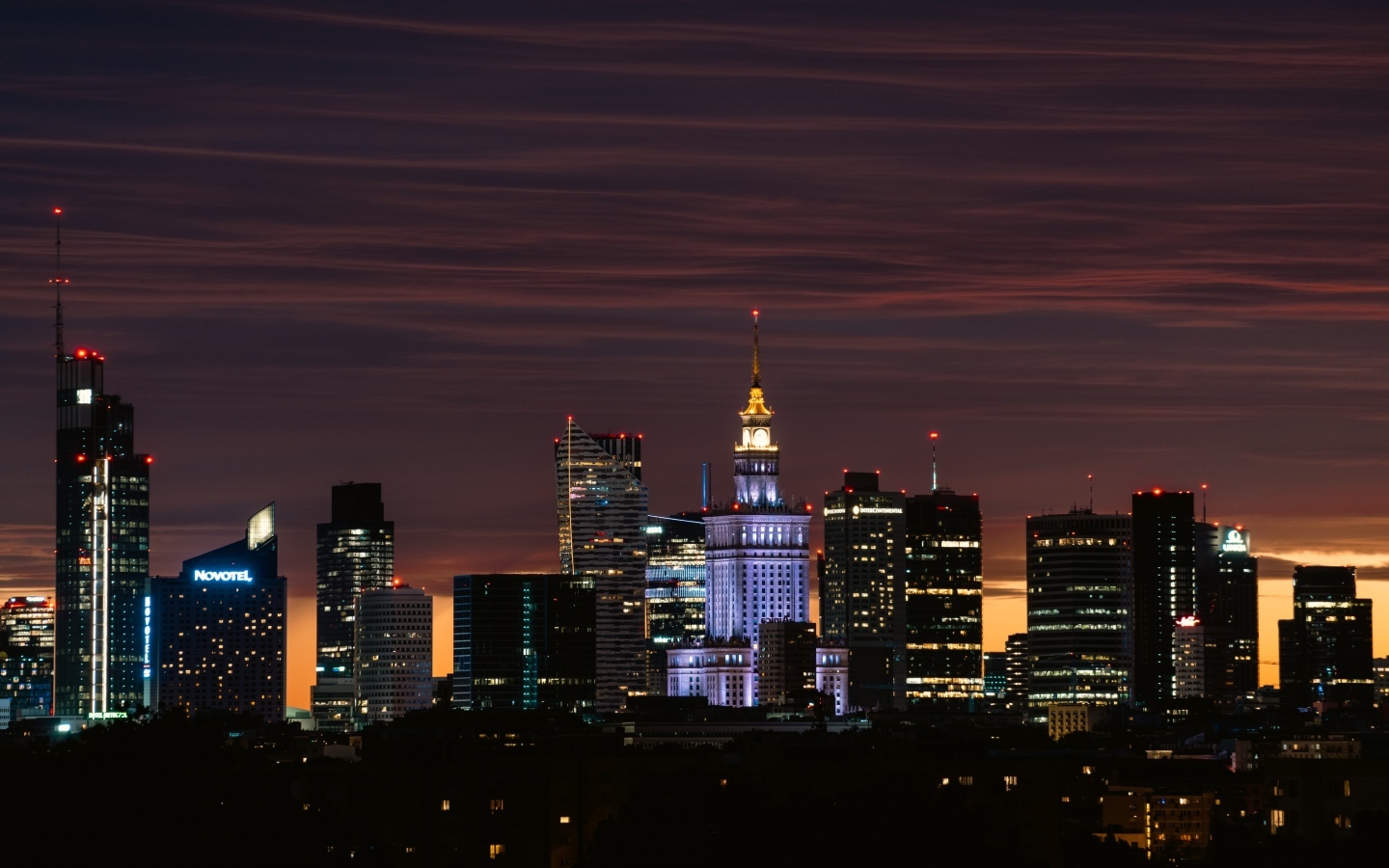 Красивый вид на ночные небоскребы, Польша