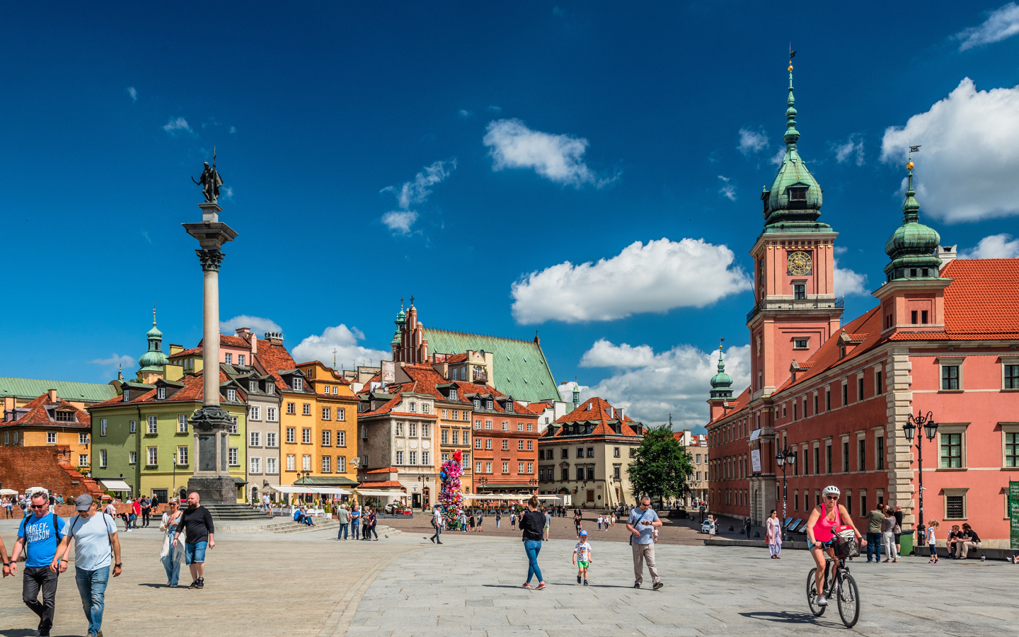 Люди на городской площади в Варшаве, Польша