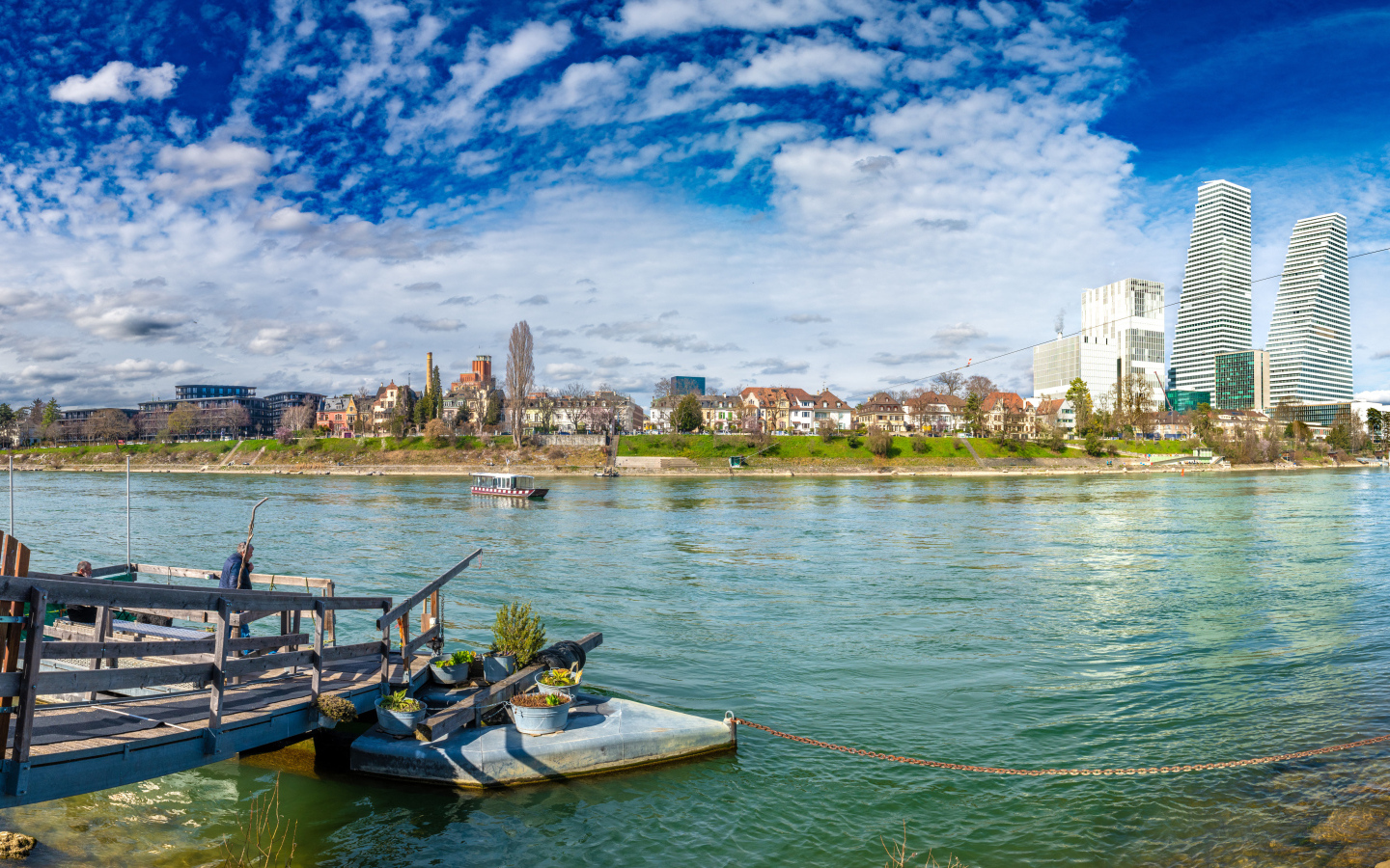 Красивый вид на город Базель у реки, Швейцария