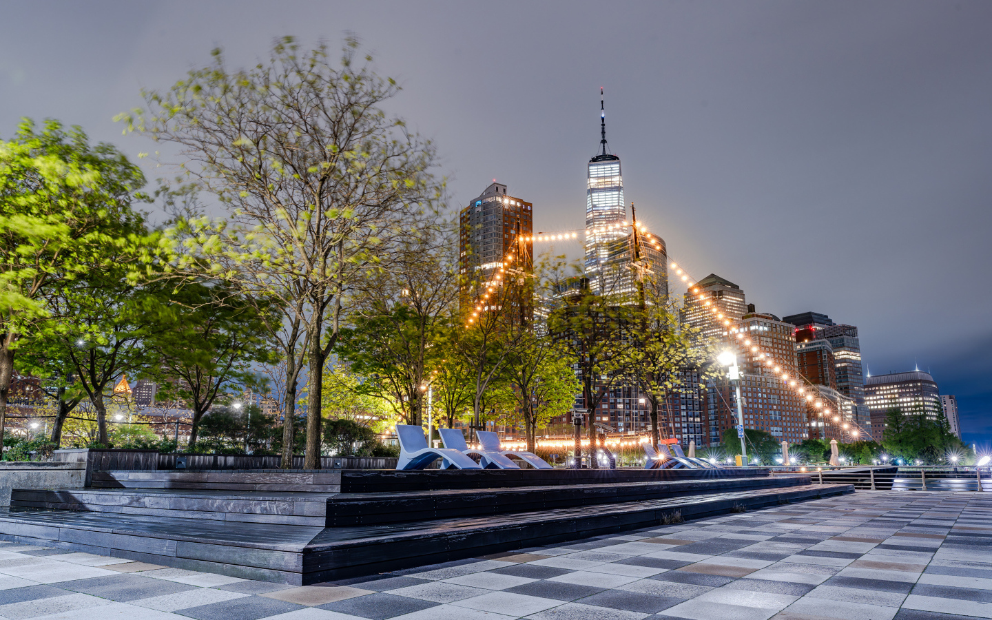 Вид на парк и небоскребы Нью-Йорка, США