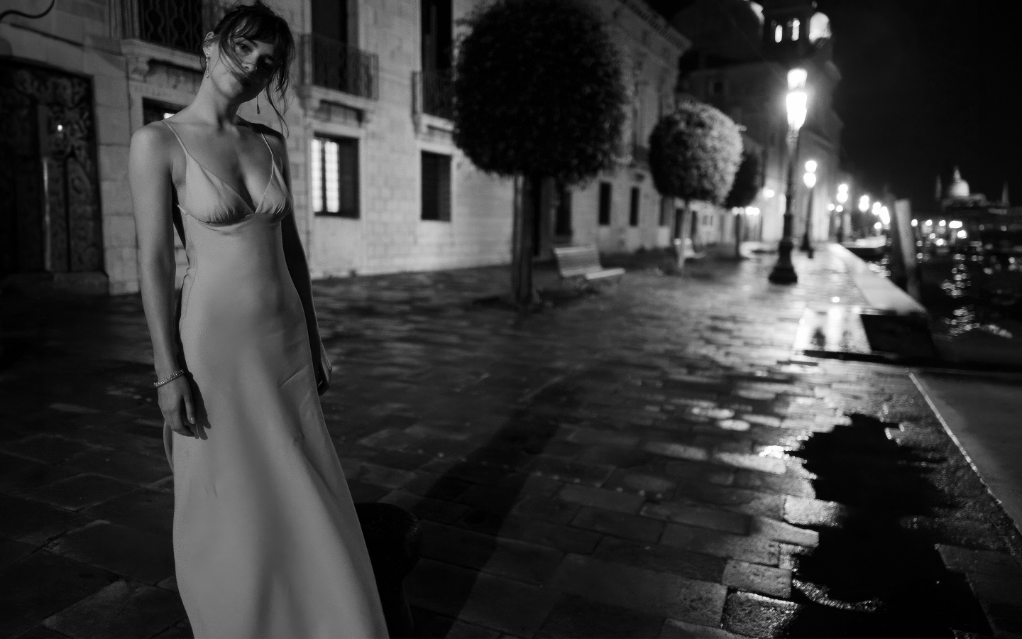 Актриса Дакота Джонсон в платье на улице вечером