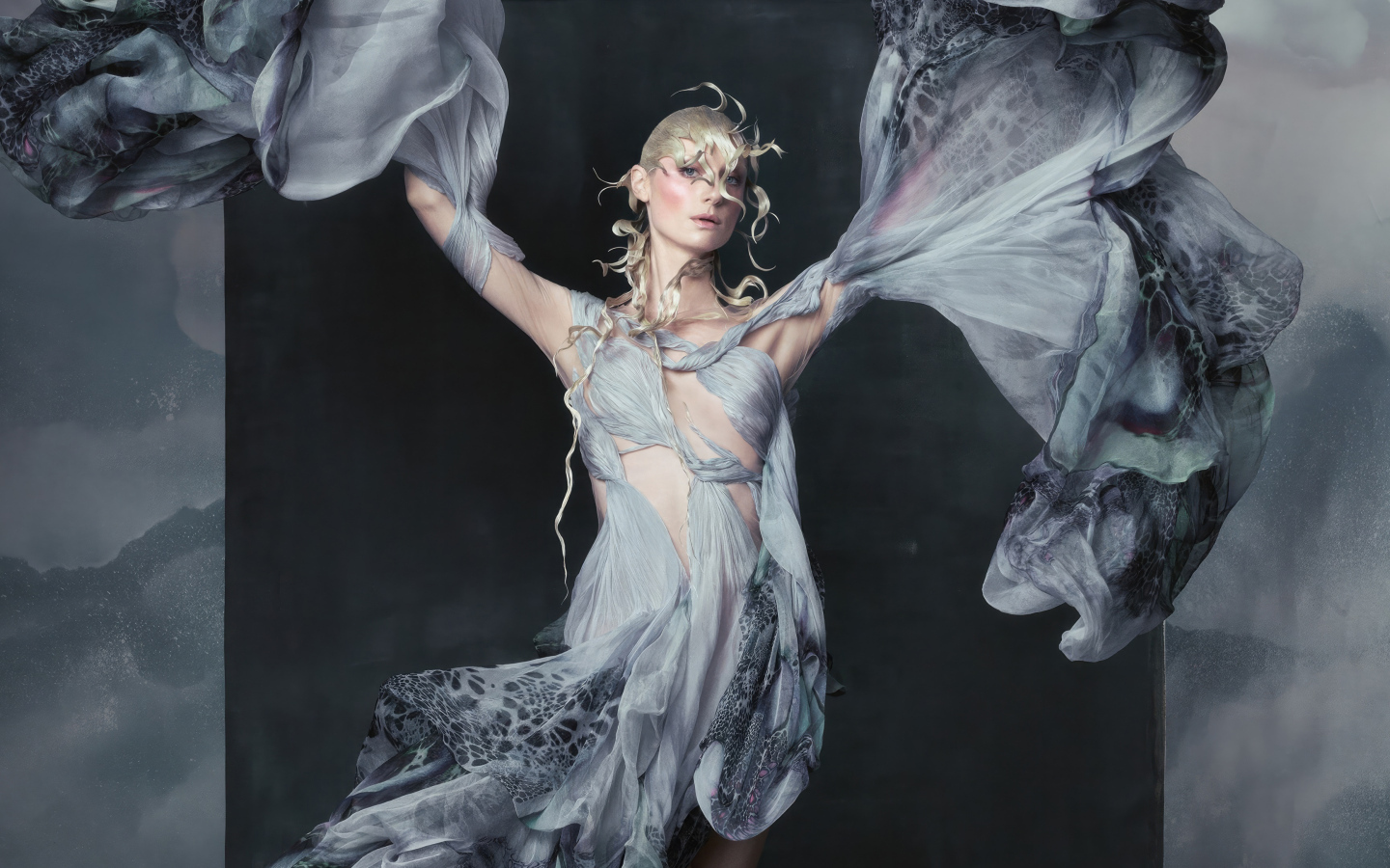 Актриса Элизабет Дебики в красивом сером платье