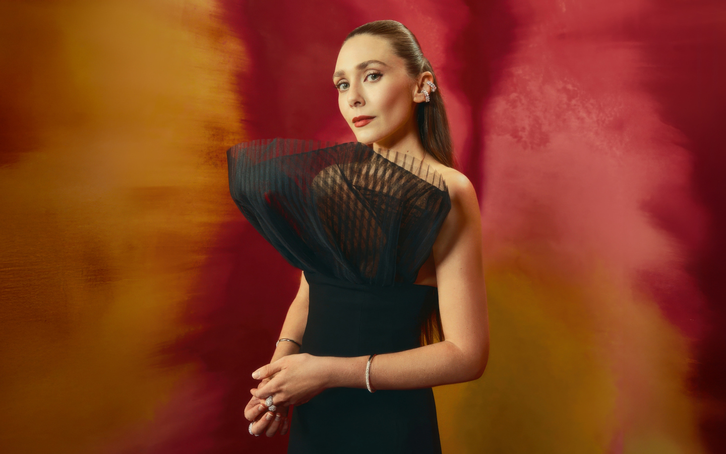 Актриса Элизабет Олсен в необычном черном платье